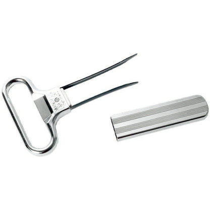 Questo pratico ausilio serve per aprire e richiudere le bottiglie con tappo in sughero. Li rilascia in un batter d'occhio senza danneggiarli. Le due molle in acciaio temprato permettono di afferrare perfettamente il tappo e di estrarlo con movimenti avanti e indietro. In negozio e online su tuttochic.live