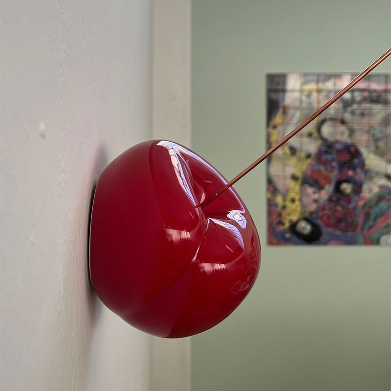 Ciliegia in ceramica di colore rosso cangiante è un'opera d'arte realizzata a mano in Italia con smalti atossici. La Gegia può essere appesa alla parete o utilizzata come soprammobile. In negozio e online su tuttochic.live