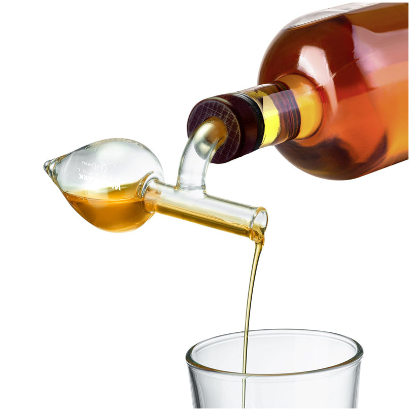 Il tappo dosatore in vetro consente un versamento preciso e veloce di esattamente 60 ml. Adatto per tutti i liquori, ma anche per aceto e olio. Il tappo dosatore può essere riposto sulla bottiglia, sigillandola ermeticamente. Non adatto per lavastoviglie. In negozio e online su tuttochic.live