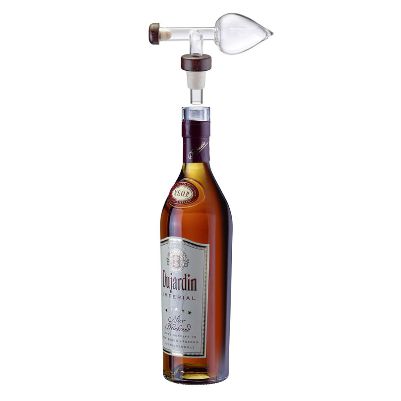 Il tappo dosatore in vetro consente un versamento preciso e veloce di esattamente 60 ml. Adatto per tutti i liquori, ma anche per aceto e olio. Il tappo dosatore può essere riposto sulla bottiglia, sigillandola ermeticamente. Non adatto per lavastoviglie. In negozio e online su tuttochic.live