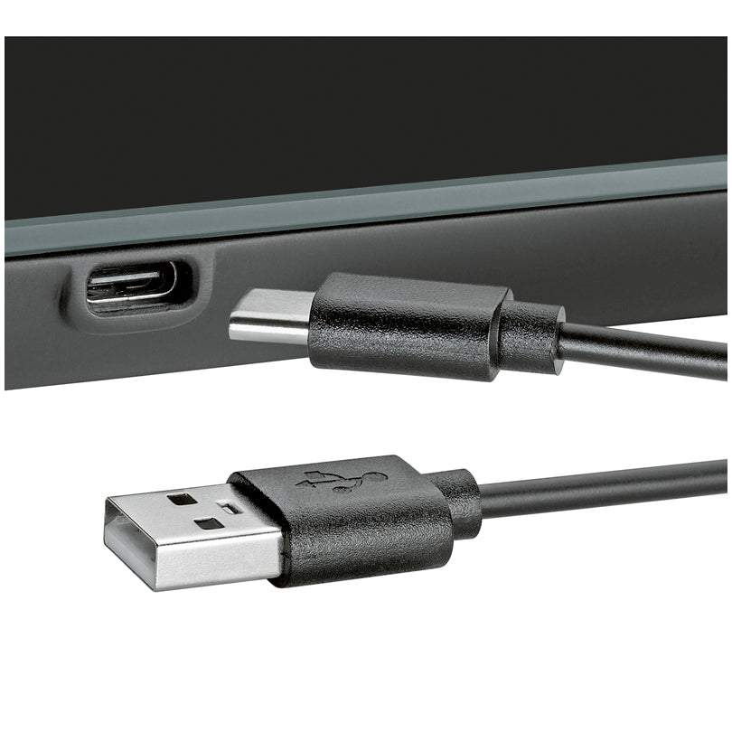 La bilancia è dotata di un display LCD e di un piatto in vetro infrangibile. Grazie alla batteria integrata agli ioni di litio e al cavo di ricarica USB-C in dotazione, la bilancia è ricaricabile. Capacità massima consentita: 5 kg. Dimensioni: cm 16 x 21,5 x 2. In negozio e online su tuttochic.live