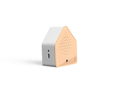 Satellitebox Wind Chimes Classic riproduce il suono delle campane a vento.  Funzionamento a batteria ricaricabile. Cassa triangolare in plastica, frontale in acrilico color pesca. Dimensioni: cm 7 x 4 x 7,7 h. In negozio e online su tuttochic.live