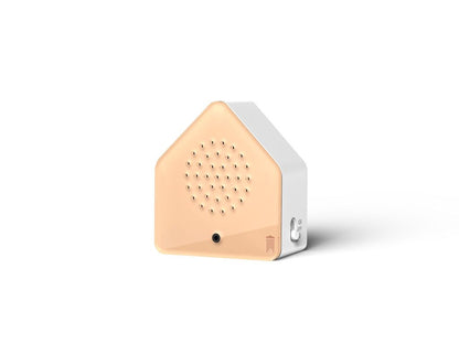 Satellitebox Wind Chimes Classic riproduce il suono delle campane a vento.  Funzionamento a batteria ricaricabile. Cassa triangolare in plastica, frontale in acrilico color pesca. Dimensioni: cm 7 x 4 x 7,7 h. In negozio e online su tuttochic.live