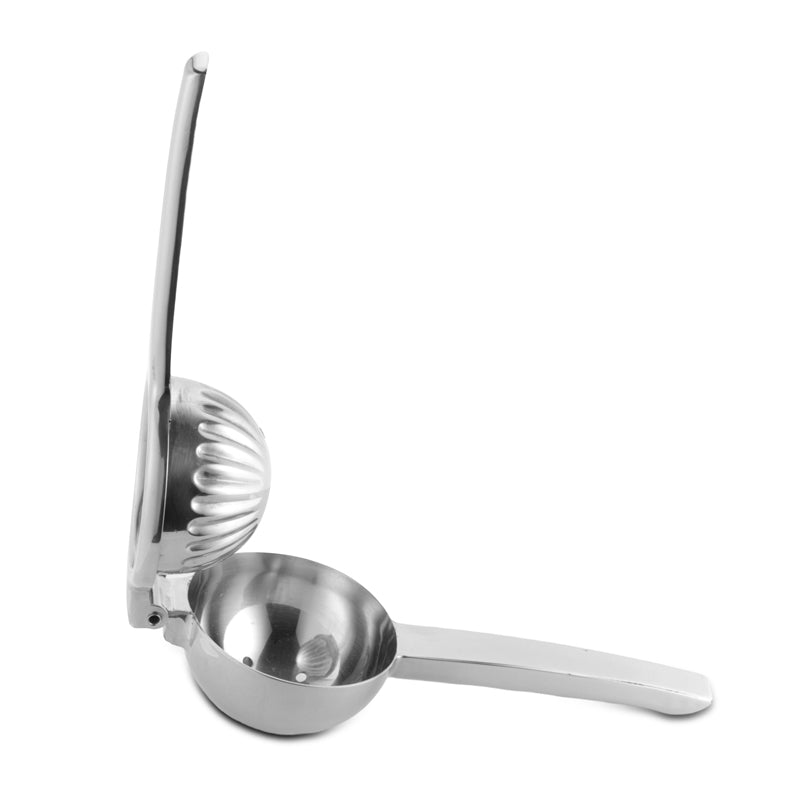 Lo spremiagrumi è realizzato interamente in acciaio inossidabile. Perfetto per spremere in modo efficiente limoni, lime e piccole arance da spremuta. Facile da pulire, lavabile in lavastoviglie. Dimensioni: cm 23 x 5,8/cm Ø 8,8 - Peso: 360 gr. In negozio e online su tuttochic.live