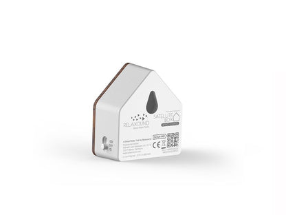 Satellitebox Wind Chimes Classic riproduce il suono delle campane a vento.  Funzionamento a batteria ricaricabile. Cassa triangolare in plastica, frontale in legno di Quercia. Dimensioni: cm 7 x 4 x 7,7 h. In negozio e online su tuttochic.live