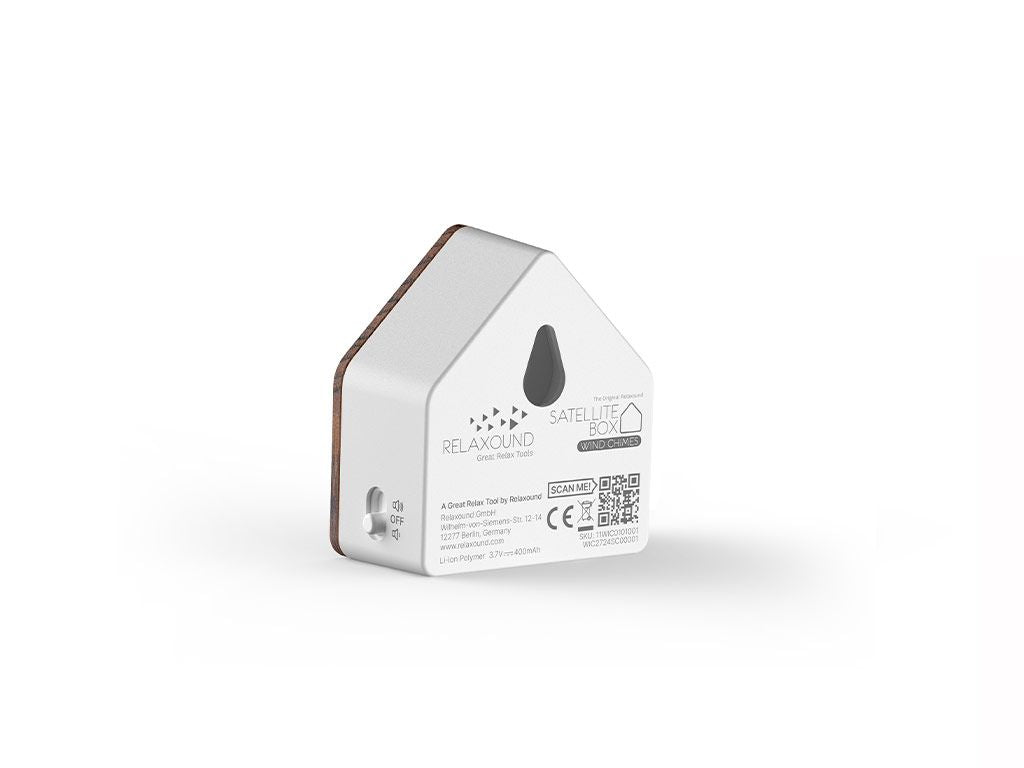 Satellitebox Forest Brook Wood riproduce il suono rilassante di un ruscello nella foresta. Funzionamento a batteria ricaricabile. Cassa triangolare in plastica, frontale in legno di Quercia. Dimensioni: cm 7 x 4 x 7,7 h. In negozio e online su tuttochic.live