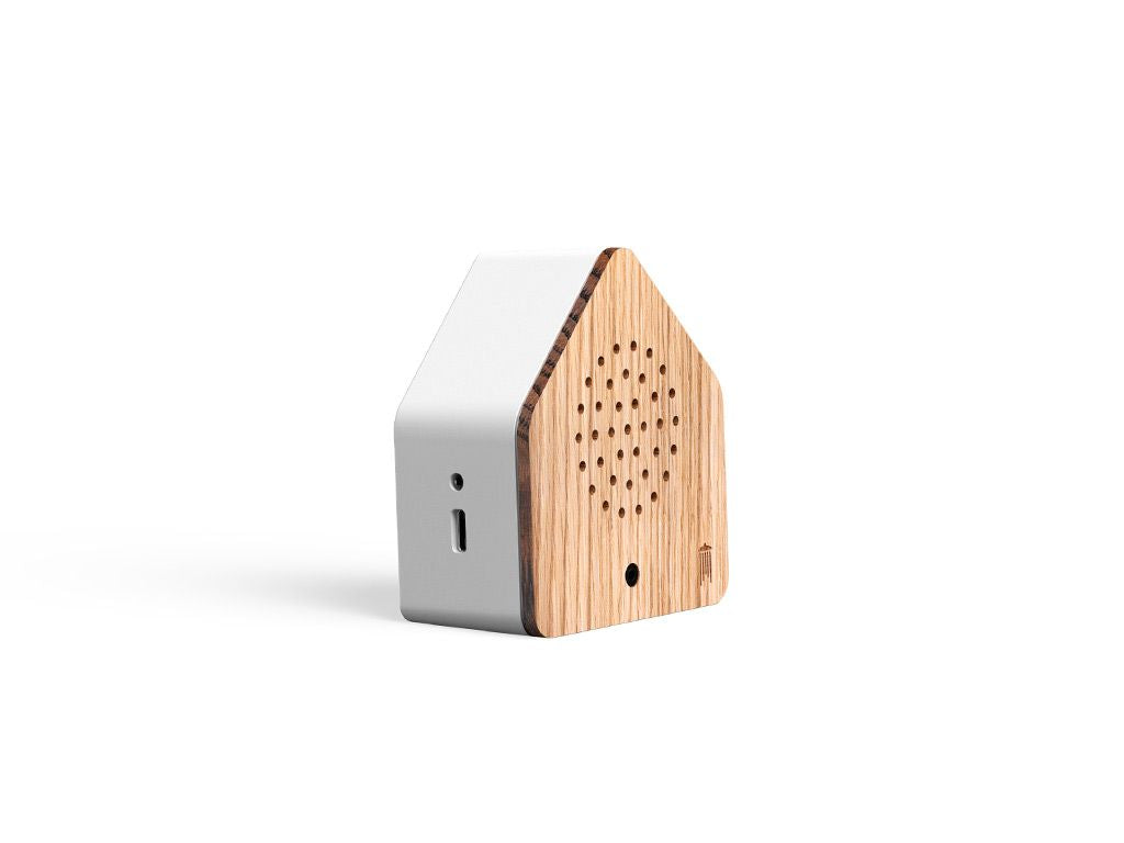 Satellitebox Wind Chimes Classic riproduce il suono delle campane a vento.  Funzionamento a batteria ricaricabile. Cassa triangolare in plastica, frontale in legno di Quercia. Dimensioni: cm 7 x 4 x 7,7 h. In negozio e online su tuttochic.live