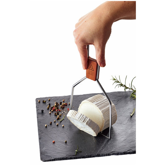 Il taglia formaggio a filo è ideale per formaggi a pasta molle, formaggio fresco e patè. Facile da maneggiare - basta spostare a piacere l'inserto in legno di prugna tedesco certificato per regolare la tensione del filo. Non adatto alla lavastoviglie. Dimensioni: cm 13 x 25,5. In negozio e online su tuttochic.live