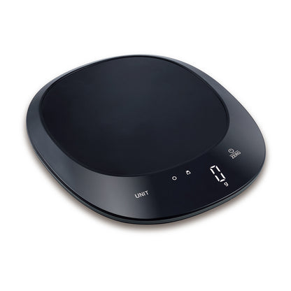 Bilancia digitale, capacità massima consentita 5 kg, divisione 1 g, display LED "Magic" con pulsanti touch invisibili, indicazione batterie scariche (Lo) e peso eccessivo (Err), Alimentazione: 3x 1,5V AAA batterie. Dimensioni cm 20,3 x 18 x 2,1  In negozio e online su tuttochic.live