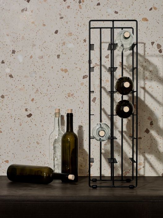 Un must per gli amanti del vino: il portabottiglie decorativo PILARE è realizzato in acciaio verniciato a polvere nero e offre spazio per dodici bottiglie del tuo vino preferito. Dimensioni: cm 19 L x 21 P x 66 h. In negozio e online su tuttochic.live