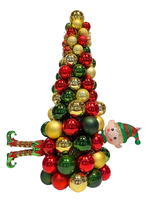 Crea un'atmosfera festosa e divertente con il topiary con folletto. Realizzato in plastica colorata Dimensioni: cm 40x21x50 h. In negozio e online su tuttochic.live