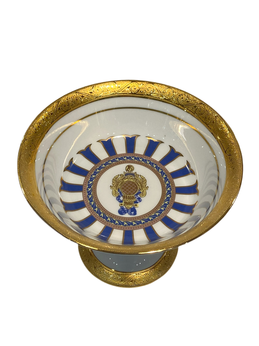 Alzata tonda in porcellana Limoges con decoro in oro zecchino e blu.  Dimensioni: cm ø 18,5 x h 13,5. In negozio e online su tuttochic.live