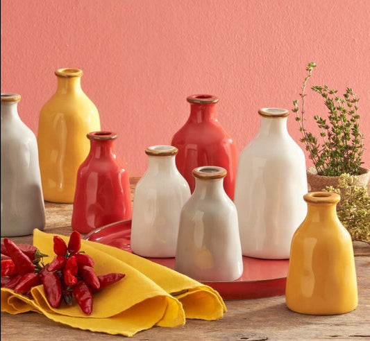 Contenitore bottiglia in gres porcellanato di colore giallo ocra. Dimensioni e capacità: 500 ml Un contenitore per l’olio, per il vino, per i fiori o per qualsiasi cosa suggerisca la tua fantasia. Orci di Concerto,per arricchire e completare la mise en place. In negozio e online su tuttochic.live 