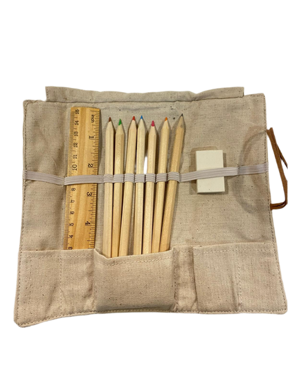 Set di 9 Sacchetti chiudibili in tessuto con 7 matite colorate, righello in legno e gomma per cancellare. Dimensioni: cm 10 x 7 h . In negozio e online su tuttochic.live