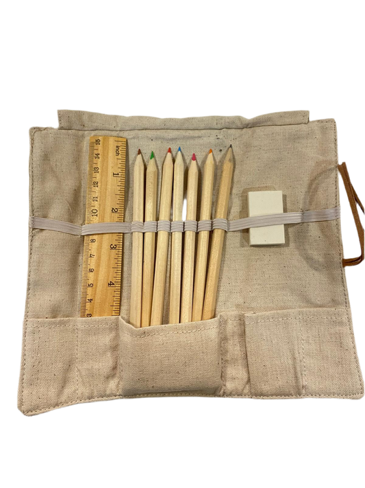 Set di 9 Sacchetti chiudibili in tessuto con 7 matite colorate, righello in legno e gomma per cancellare. Dimensioni: cm 10 x 7 h . In negozio e online su tuttochic.live