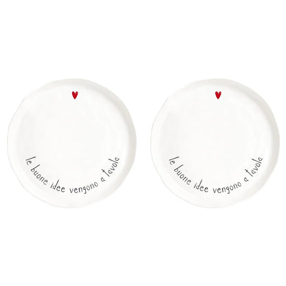 Set di 2 piatti piani in gres porcellanato, resistenti e decorati con una frase divertente. lavabili in lavastoviglie Dimensioni: cm Ø 27 x h 2,5. In negozio e online su tuttochic.live