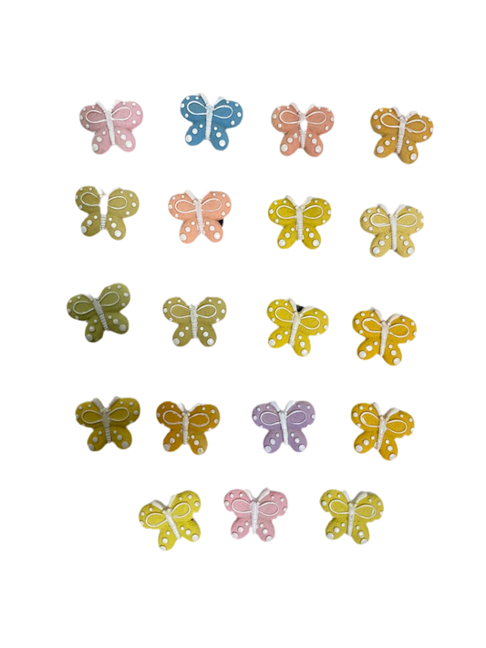 Set di 19 bomboniere in colori assortiti di farfallina con calamita in resina decorata Dimensioni: cm 4 x 4. In negozio e online su tuttochic.live
