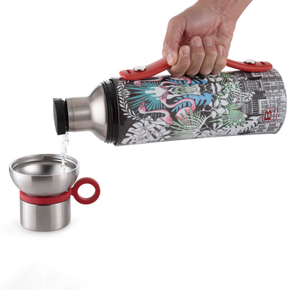 Termo bottiglia 1500 ml decoro La Ville con tazza in acciaio inox a doppia parete. Mantiene i liquidi caldi per 36 ore, freddi per 72 ore e il ghiaccio per 120 ore. Realizzato in acciaio inox 18/10. Si consiglia di lavare a mano. Misure: Diametro 10 cm, altezza 33,4 cm. In negozio e online su tuttochic.live