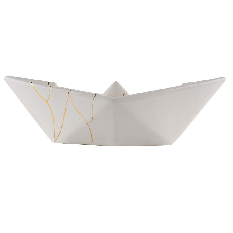 La Barchetta Origami Kintsugi in ceramica può essere utilizzata come portaoggetti, svuotatasche o fermacarte, Dimensioni: cm 42 x 17 x h 12. In negozio e online su tuttochic.live