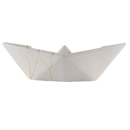La Barchetta Origami Kintsugi in ceramica può essere utilizzata come portaoggetti, svuotatasche o fermacarte, Dimensioni: cm 42 x 17 x h 12. In negozio e online su tuttochic.live
