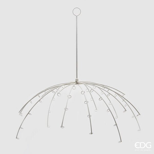 Espositore a ombrello in metallo di colore bianco. Ideale per creare ornamenti e decorazioni sospese di ogni genere. Dimensioni: diametro cm 70, altezza cm 56. In negozio e online su tuttochic.live