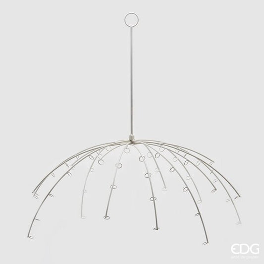 Espositore a ombrello in metallo di colore bianco. Ideale per creare ornamenti e decorazioni sospese di ogni genere. Dimensioni: diametro cm 70, altezza cm 56. In negozio e online su tuttochic.live