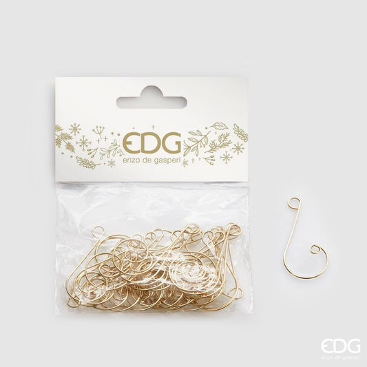 Confezione 30 ganci in metallo di colore oro, lungo cm 4. Ideali per attaccare all'albero di Natale e non solo, i decori e gli oggetti che vuoi. In negozio e online su tuttochic.live