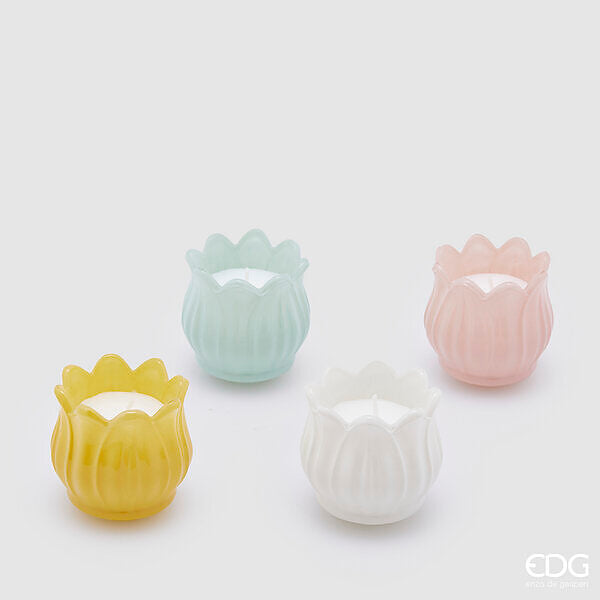 Candela profumata in contenitore di vetro colorato a forma di Tulipano. Dimensioni: Ø 6,5 cm x h 7 cm. In negozio e online su tuttochic.live
