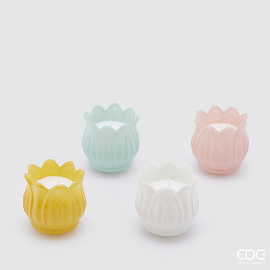 Candela profumata in contenitore di vetro colorato a forma di Tulipano. Dimensioni: Ø 6,5 cm x h 7 cm. In negozio e online su tuttochic.live