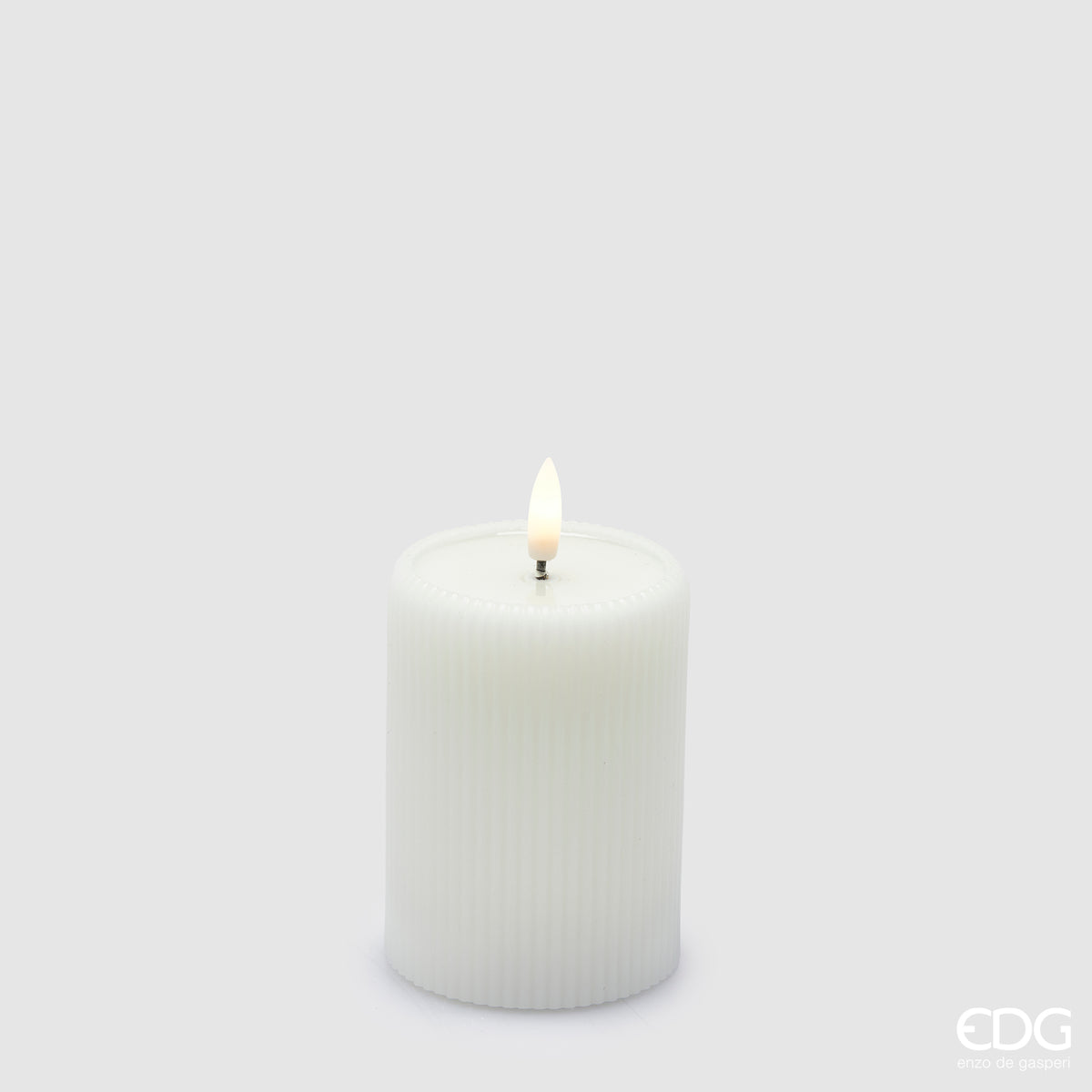 Con il suo strato esterno in vera cera e il telecomando incluso, puoi creare un'atmosfera di lusso e rilassante con facilità. Funziona con 2 batterie stilo AA incluse Dimensioni: cm Ø 7,5 x 10 h Funzione timer: 8 ore ON - 16 ore OFF. In negozio e online su tuttochic.live