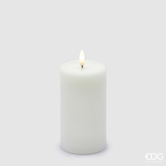 Con il suo strato esterno in vera cera e il telecomando incluso, puoi creare un'atmosfera di lusso e rilassante con facilità. Funziona con 2 batterie stilo AA incluse Dimensioni: cm Ø 7,5 x 13 h Funzione timer: 8 ore ON - 16 ore OFF. In negozio e online su tuttochic.live