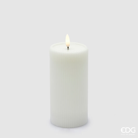 Con il suo strato esterno in vera cera e il telecomando incluso, puoi creare un'atmosfera di lusso e rilassante con facilità. Funziona con 2 batterie stilo AA incluse Dimensioni: cm Ø 7,5 x 15 h Funzione timer: 8 ore ON - 16 ore OFF. In negozio e online su tuttochic.live