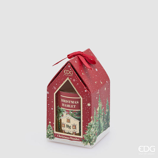 Candela natalizia profumata EDG in scatola regalo rossa a forma di casetta con tetto e fiocco, che mostra il bicchiere in vetro rosso decorato della linea Christmas Hamlet.