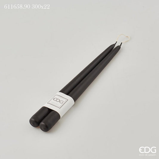 Set di 2 candele di colore nero opaco. Dimensioni: mm 300 x 22 ø Durata 8 ore circa, gr. 70 Attenzione: uso decorativo non è un giocattolo, tenere lontano dalla portata dei bambini. In negozio e online su tuttochic.live