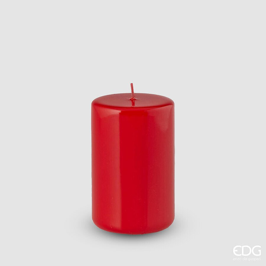 Candela cilindrica modello moccoletto firmata EDG Enzo De Gasperi, color rosso Natale intenso con finitura laccata lucida a specchio.