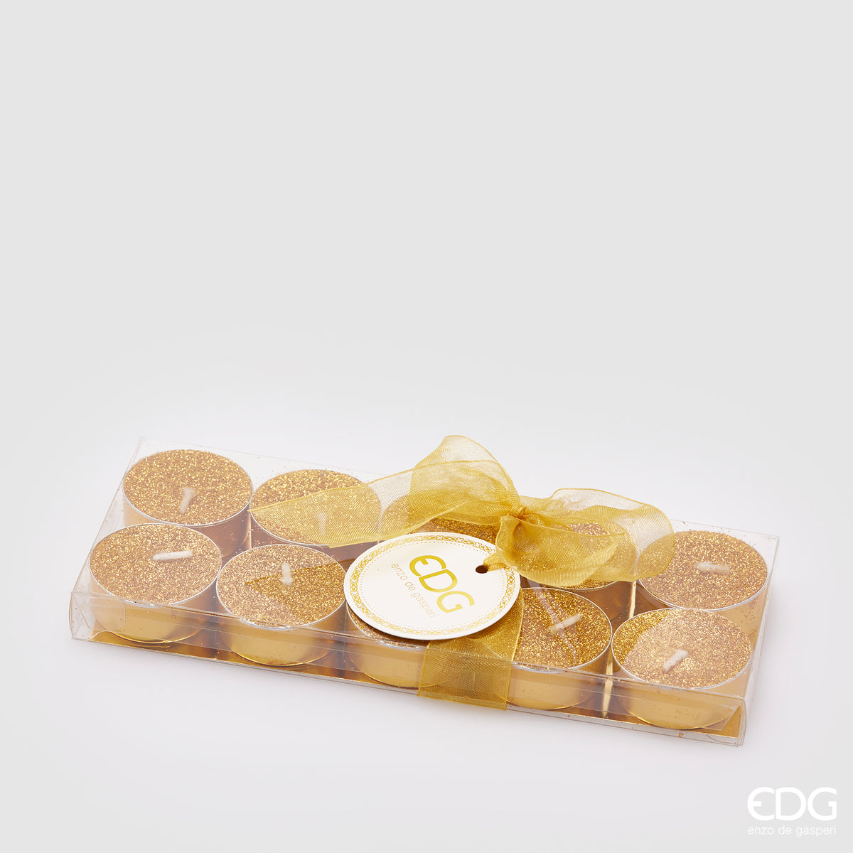 Confezione di 10 candeline decorate con glitter color oro per addobbare i tuoi ambienti con un tocco di eleganza. Perfetto per decorare la tua casa durante le festività natalizie. Durata singola candela 2,5 ore Dimensioni singola candela: cm Ø 3,8 x 1,2 h. In negozio e online su tuttochic.live
