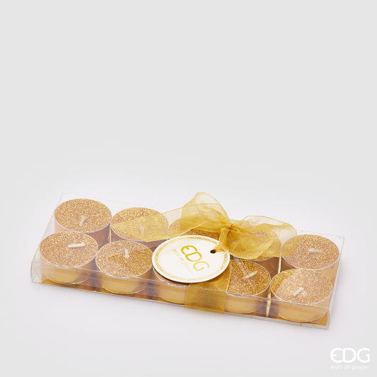 Confezione di 10 candeline decorate con glitter color oro per addobbare i tuoi ambienti con un tocco di eleganza. Perfetto per decorare la tua casa durante le festività natalizie. Durata singola candela 2,5 ore Dimensioni singola candela: cm Ø 3,8 x 1,2 h. In negozio e online su tuttochic.live