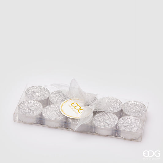 Confezione di 10 candeline decorate con glitter color argento per addobbare i tuoi ambienti con un tocco di eleganza. Perfetto per decorare la tua casa durante le festività natalizie. Durata singola candela 2,5 ore Dimensioni singola candela: cm Ø 3,8 x 1,2 h. In negozio e online su tuttochic.live