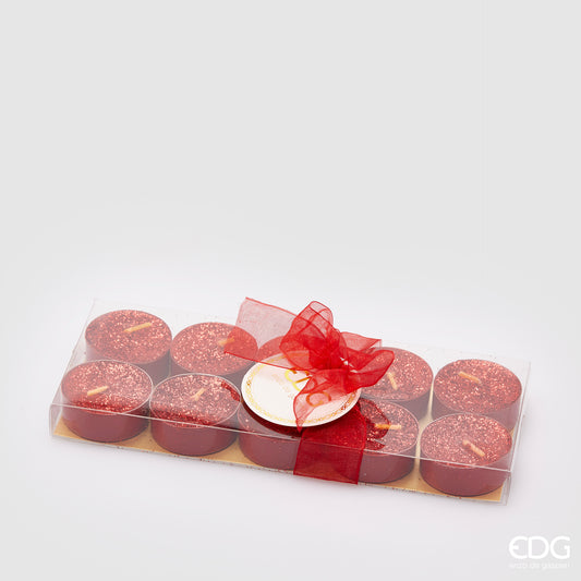 Confezione di 10 candeline decorate con glitter color rosso per addobbare i tuoi ambienti con un tocco di eleganza. Perfetto per decorare la tua casa durante le festività natalizie.  Durata singola candela 2,5 ore Dimensioni singola candela: cm Ø 3,8 x 1,2 h. In negozio e online su tuttochic.live