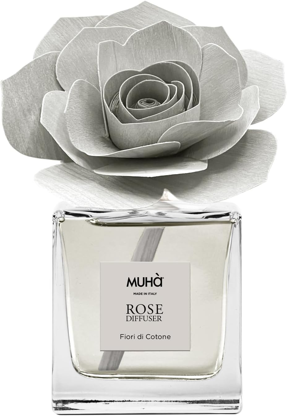 Profumatore d'ambiente Muhà Rose Diffuser Fiori di Cotone in flacone squadrato di vetro trasparente con essenza cristallina, etichetta centrale quadrata grigio perla e diffusore artigianale a forma di rosa in legno grigio chiarissimo, Tutto Chic.