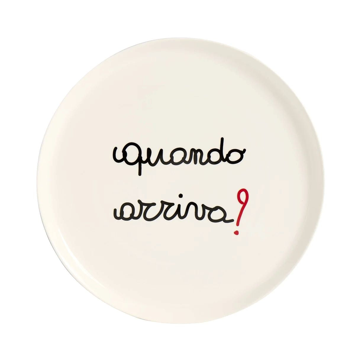 Prendi la sfida e goditi la tua pizza preferita su questo piatto in gres ceramico "quando arriva?"! Con un divertente decoro che ti farà sorridere, questo piatto è resistente e facile da pulire. Diametro: 31,5 cm Lavabile in lavastoviglie. In negozio e online su tuttochic.live