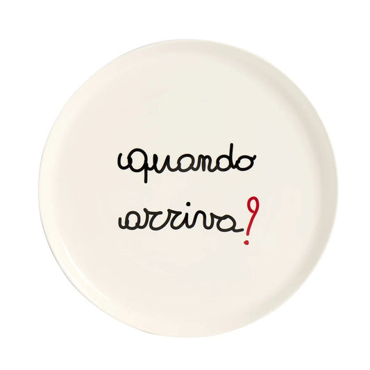 Prendi la sfida e goditi la tua pizza preferita su questo piatto in gres ceramico "quando arriva?"! Con un divertente decoro che ti farà sorridere, questo piatto è resistente e facile da pulire. Diametro: 31,5 cm Lavabile in lavastoviglie. In negozio e online su tuttochic.live