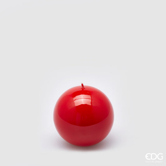 Questa candela sfera di 80 mm è realizzata in cera rossa laccata. Dimensioni: diametro 8 cm - Durata 14 ore .uso decorativo. In negozio e online su tuttochic.live