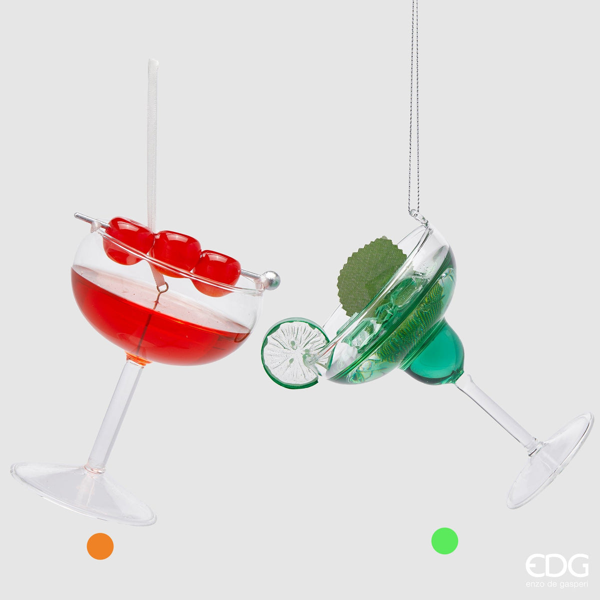 Rendi il tuo albero di Natale ancora più festoso con l'Addobbo Cocktail! Realizzata con una coppa in vetro trasparente e decorata con elementi in plastica colorata, questa bellissima decorazione aggiungerà un tocco di allegria al tuo albero. Dimensioni: cm 8,5 x h 11. In negozio e online su tuttochic.live