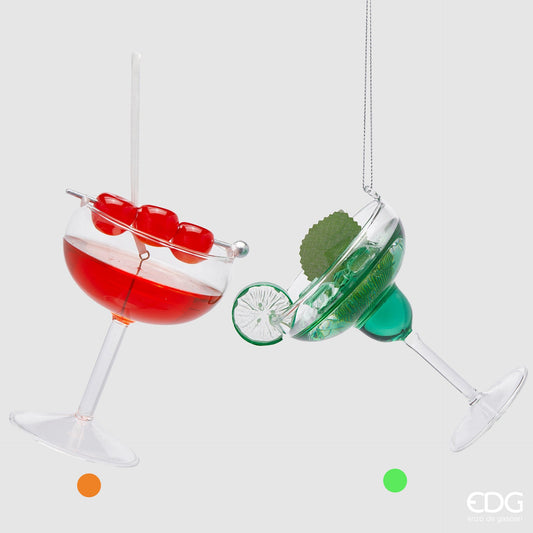Rendi il tuo albero di Natale ancora più festoso con l'Addobbo Cocktail! Realizzata con una coppa in vetro trasparente e decorata con elementi in plastica colorata, questa bellissima decorazione aggiungerà un tocco di allegria al tuo albero. Dimensioni: cm 8,5 x h 11. In negozio e online su tuttochic.live