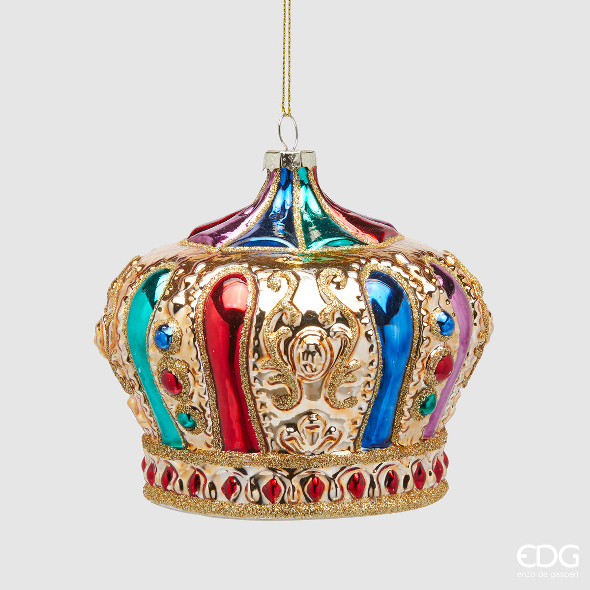 Addobbo Corona realizzato in vetro multicolor arricchito con gemme di plastica e glitter. Dimensioni: cm 13 x h 12. In negozio e online su tuttochic.live
