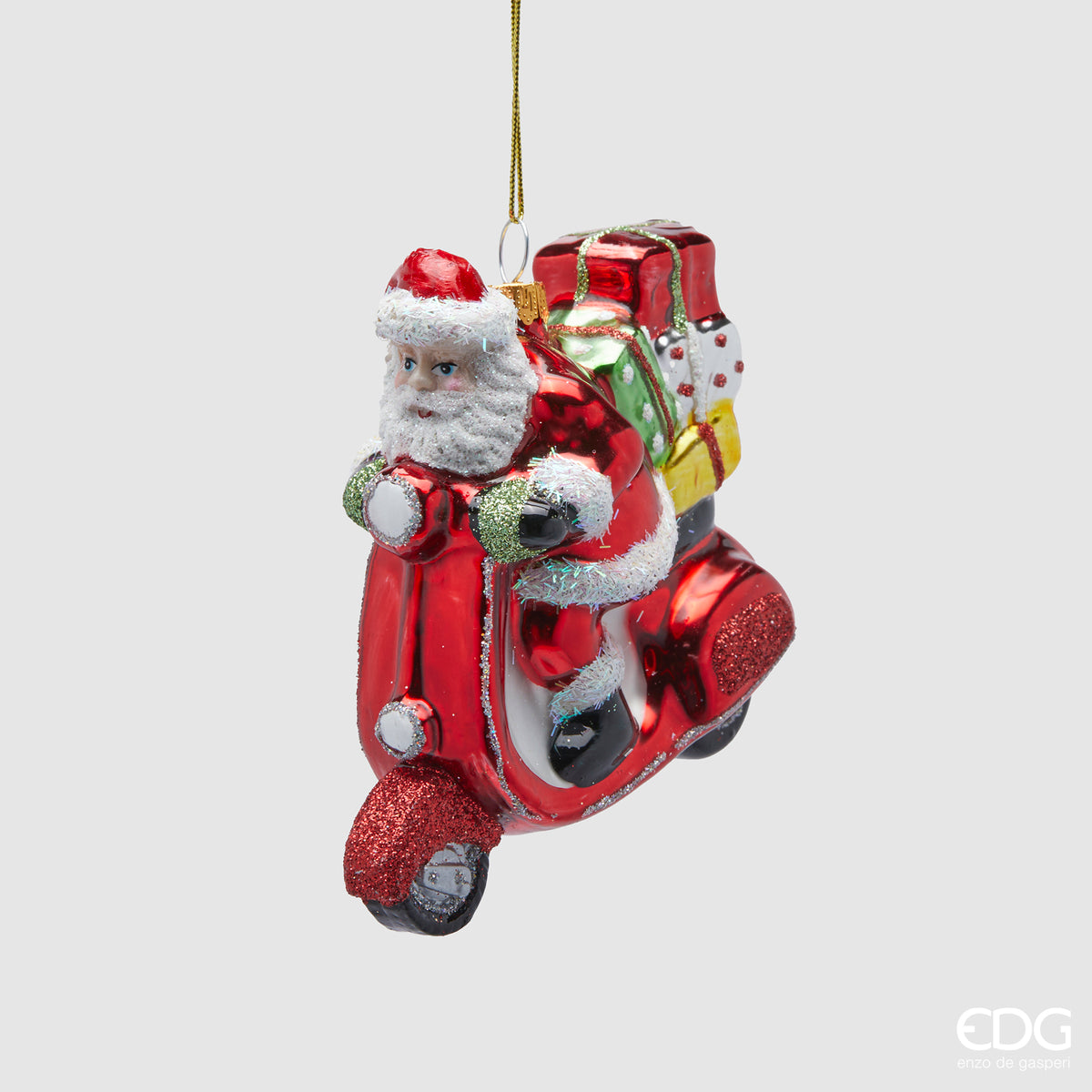 Addobbo Babbo Natale su scooter realizzato in vetro di colore rosso. Dimensioni: cm 10 x 6 x h 10. In negozio e online su tuttochic.live