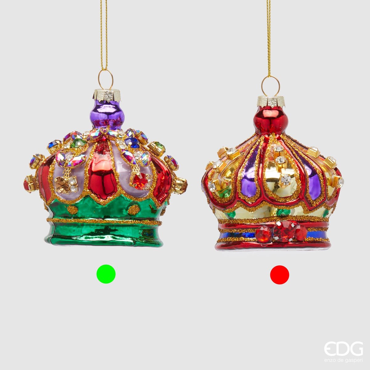 Addobbo Corona realizzato in vetro multicolor arricchito con gemme di plastica e glitter. Dimensioni: ø 8 cm. In negozio e online su tuttochic.live