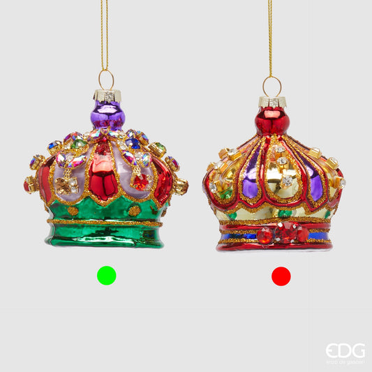 Addobbo Corona realizzato in vetro multicolor arricchito con gemme di plastica e glitter. Dimensioni: ø 8 cm. In negozio e online su tuttochic.live