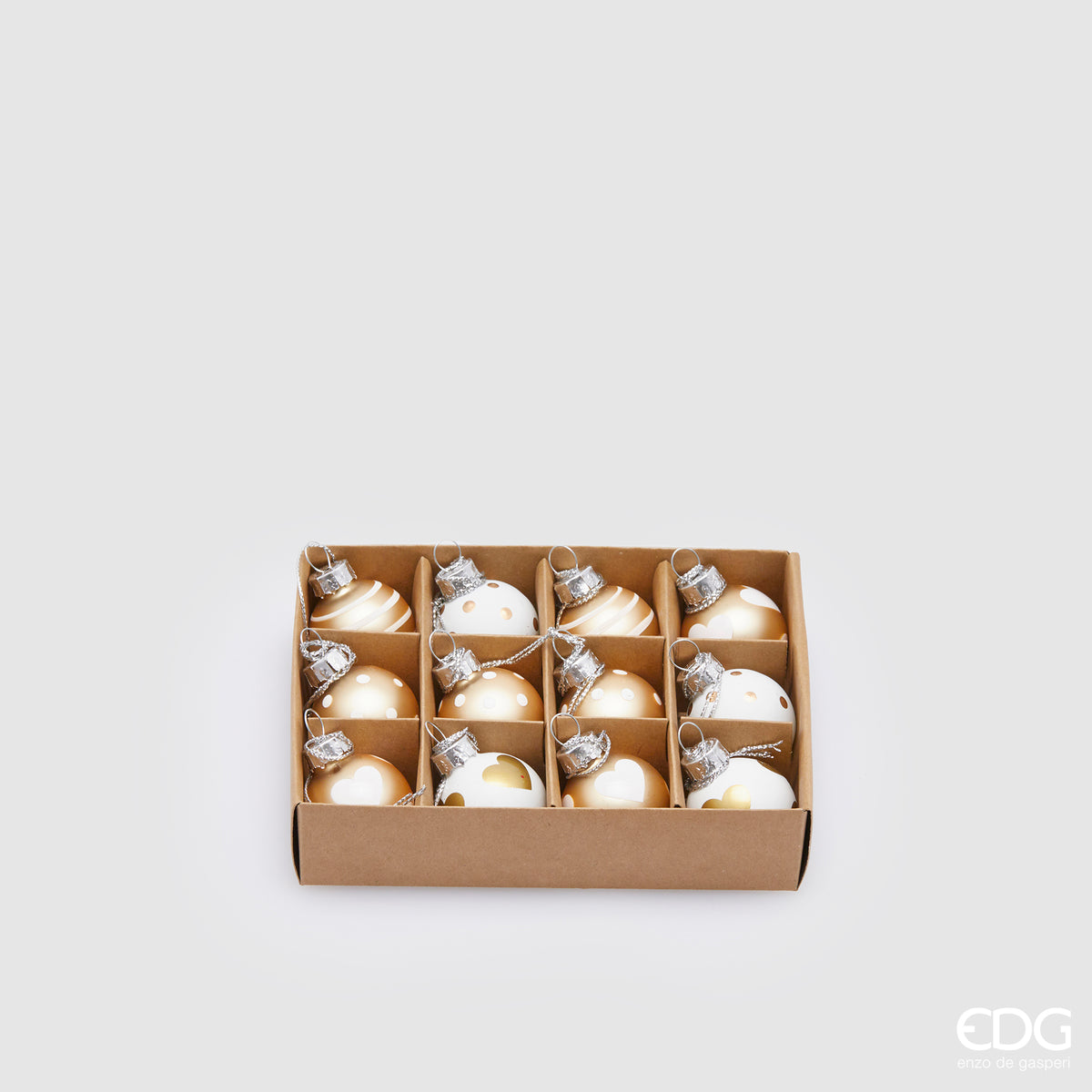 Confezione di 12 palline in vetro con decoro mix cuori di colore oro e bianco con diametro di 3 cm. In negozio e online su tuttochic.live